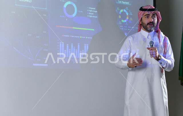 صورة مقربة لرجل اعمال سعودي متحدث و مشارك في الدورة التدريبية الخاصة برجال الاعمال و الشركات ، تطوير الاعمال و الشراكات ، اجتماع عمل ، دورة تدريبية ، اجتماع للموظفين  ، محاضرة جامعية