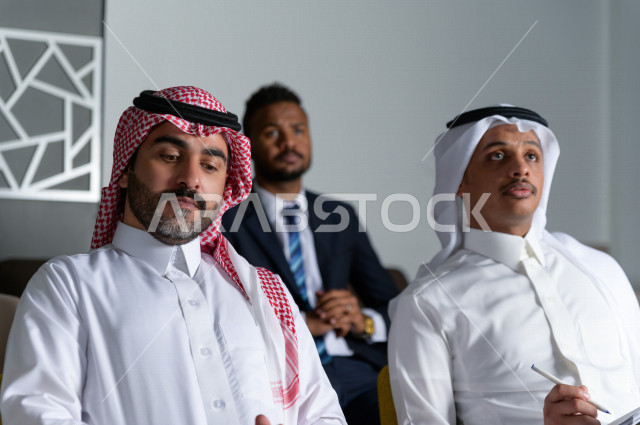 متدربين سعوديين  في دورة تدريبية خاصة برجال الأعمال  ، مجموعة رجال اعمال في اجتماع لشرح استراتيجيات الشركة ، غرفة اجتماعات ، اجتماع عمل ، دورة تدريبية ، اجتماع للموظفين  ، محاضرة جامعية