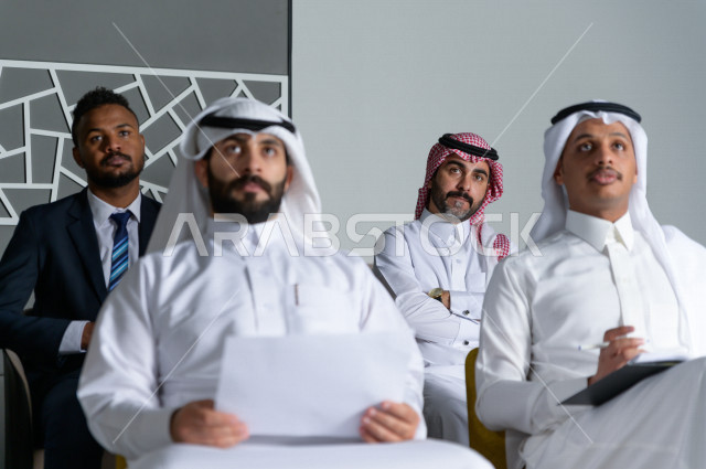 متدربين سعوديين  في دورة تدريبية خاصة برجال الأعمال  ، مجموعة رجال اعمال في اجتماع لشرح استراتيجيات الشركة ، غرفة اجتماعات ، اجتماع عمل ، دورة تدريبية ، اجتماع للموظفين  ، محاضرة جامعية