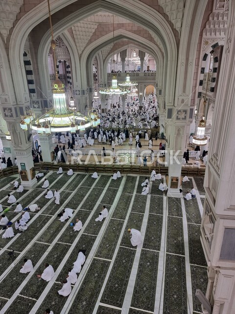 التصميم الداخلي والفن الهندسي المعماري الاسلامي للمسجد الحرام في مكة المكرمة  في المملكة العربية السعودية، صورة علوية للمسلمين داخل الحرم المكي الشريف، اماكن ومعالم دينية إسلامية مقدسة, العبادة والتقرب إلى الله تعالى