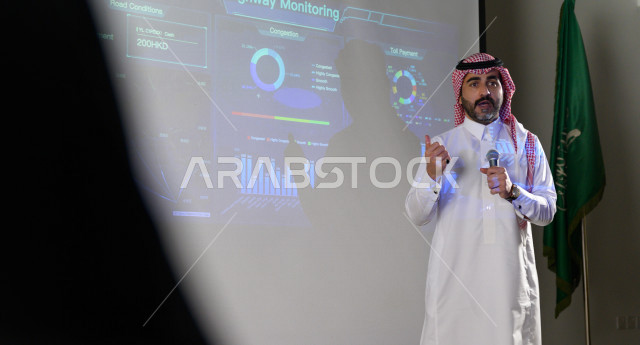 صورة مقربة لرجل اعمال سعودي متحدث و مشارك في الدورة التدريبية الخاصة برجال الاعمال و الشركات ، تطوير الاعمال و الشراكات ، اجتماع عمل ، دورة تدريبية ، اجتماع للموظفين  ، محاضرة جامعية