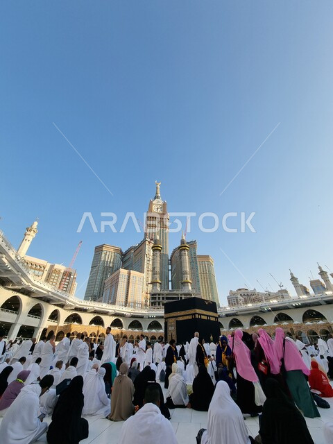 الفن الهندسي المعماري لبرج الساعة المكي المطل على المسجد الحرام، الطواف حول الكعبة المشرفة، حجاج بيت الله في الحرم المكي الشريف في مكة المكرمة في المملكة العربية السعودية، أداء مناسك الحج والعمرة، أماكن ومعالم دينية اسلامية مقدسة