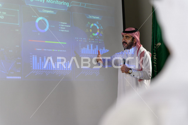 صورة مقربة لرجل اعمال سعودي متحدث و مشارك في الدورة التدريبية الخاصة برجال الاعمال و الشركات ، تطوير الاعمال و الشراكات ، اجتماع عمل ، دورة تدريبية ، اجتماع للموظفين  ، محاضرة جامعية