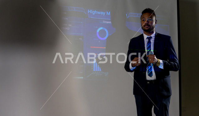 صورة مقربة لرجل اعمال سعودي متحدث و مشارك في الدورة التدريبية و يرتدي بدلة رسمية ، تطوير الاعمال و الشراكات ، اجتماع عمل ، دورة تدريبية ، اجتماع للموظفين  ، محاضرة جامعية