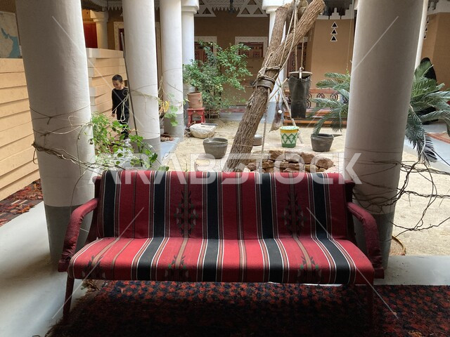 صورة مقربة للمجالس العربية واماكن الاستراحة، الفن الهندسي المعماري على الطراز الشعبي التاريخي القديم، متحف العقيلات التراثي من الداخل في منطقة بريده، أماكن ومعالم أثرية قديمة في القصيم، متاحف شعبية تقليدية سعودية لجذب السائحين الى المملكة