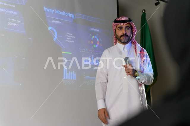 رجل اعمال سعودي متحدث و مشارك في الدورة التدريبية الخاصة برجال الاعمال و الشركات ، تطوير الاعمال و الشراكات ، اجتماع عمل ، دورة تدريبية ، اجتماع للموظفين  ، محاضرة جامعية