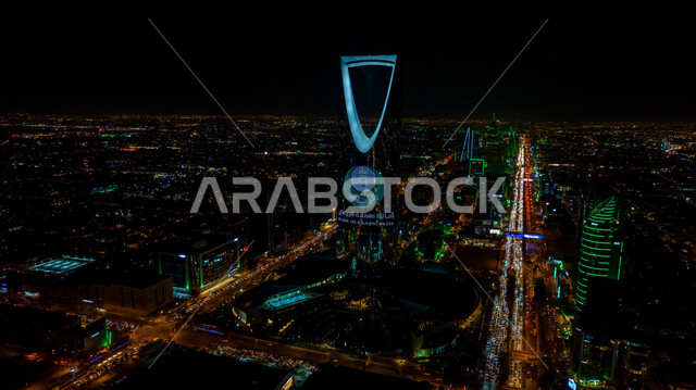  المباني والمنشآت التجارية في العاصمة، احتفالات اليوم الوطني السعودي في 23 سبتمبر، الفخر بالانتماء للهوية الوطنية, فنون الهندسة المعمارية لمبنى برج المملكة المضاء باللون الأزرق في مدينة الرياض بالسعودية في وقت الليل، فعاليات يوم التأسيس السعودي 22 فبراير