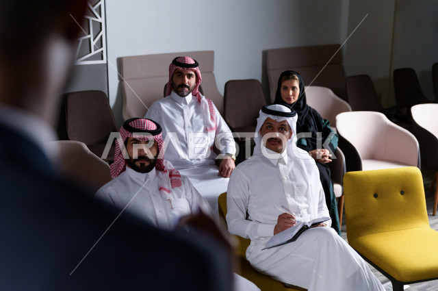 متدربين سعوديين  في دورة تدريبية  ، رجال اعمال و سيدة اعمال في اجتماع لشرح استراتيجيات الشركة ، غرفة اجتماعات ، اجتماع عمل ، دورة تدريبية ، اجتماع للموظفين  ، محاضرة جامعية