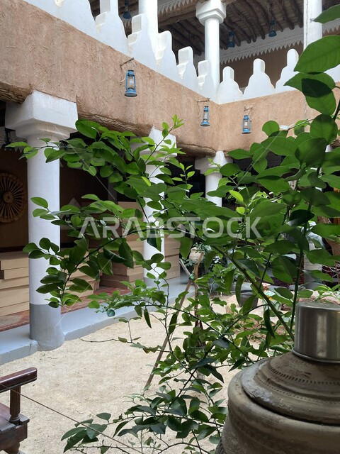 العناية والاهتمام بالأشجار والنباتات الخضراء داخل المتحف، متاحف شعبية تقليدية سعودية لجذب السائحين الى المملكة، أماكن ومعالم أثرية قديمة في القصيم، متحف العقيلات التراثي من الداخل في منطقة بريده، الفن الهندسي المعماري على الطراز الشعبي التاريخي القديم