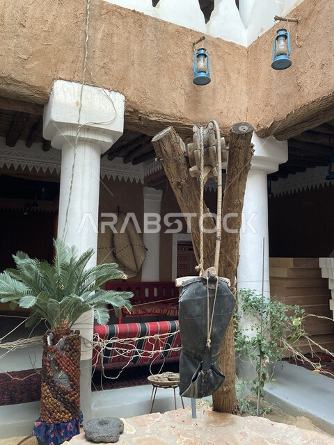 متاحف شعبية تقليدية سعودية لجذب السائحين الى المملكة، أماكن ومعالم أثرية قديمة في القصيم، متحف العقيلات التراثي من الداخل في منطقة بريده، الفن الهندسي المعماري على الطراز الشعبي التاريخي القديم، العناية والاهتمام بالأشجار والنباتات الخضراء داخل المتحف
