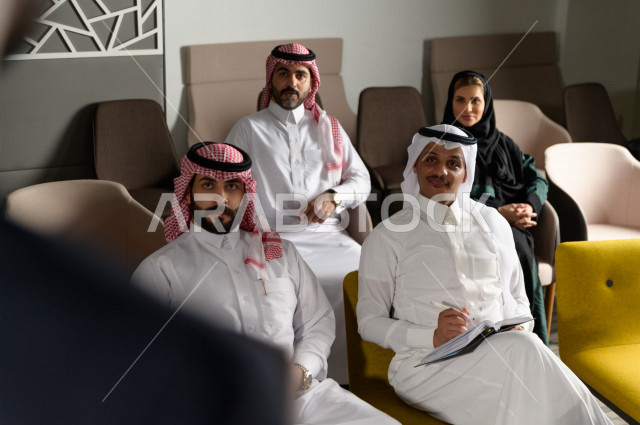 متدربين سعوديين  في دورة تدريبية  ، رجال اعمال و سيدة اعمال في اجتماع لشرح استراتيجيات الشركة ، غرفة اجتماعات ، اجتماع عمل ، دورة تدريبية ، اجتماع للموظفين  ، محاضرة جامعية
