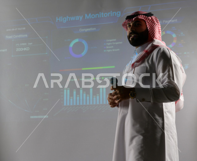 صورة مقربة لرجل اعمال سعودي متحدث و مشارك في الدورة التدريبية الخاصة برجال الاعمال و الشركات ، تطوير الاعمال و الشراكات ، اجتماع عمل ، دورة تدريبية ، اجتماع للموظفين  ، محاضرة جامعية