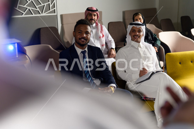 متدربين سعوديين  في دورة تدريبية  ، رجال اعمال و سيدة اعمال في اجتماع لشرح استراتيجيات الشركة ، غرفة اجتماعات ، اجتماع عمل ، دورة تدريبية ، اجتماع للموظفين  ، محاضرة جامعية