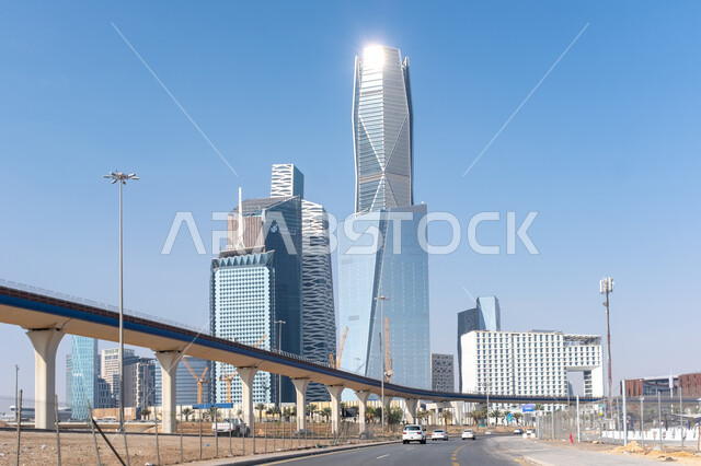 معالم الرياض المشهورة ,الفن الهندسي المعماري للأبراج وناطحات السحاب في المملكة العربية السعودية، النمو والتطور العمراني للأبراج المالية والمنشآت الاقتصادية في مدينة الرياض، صورة مقربة لمركز الملك عبد الله المالي (كافد) في وقت النهار