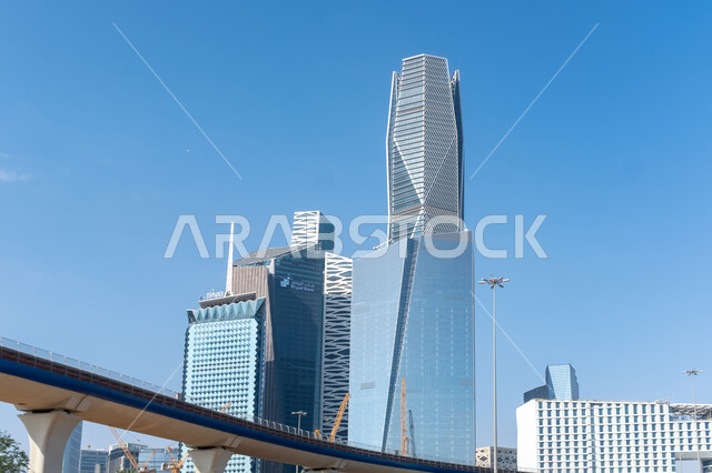 الفن الهندسي المعماري للأبراج وناطحات السحاب في المملكة العربية السعودية، النمو والتطور العمراني للأبراج المالية والمنشآت الاقتصادية في مدينة الرياض، صورة مقربة لمركز الملك عبد الله المالي (كافد) في وقت النهار، معالم الرياض المشهورة