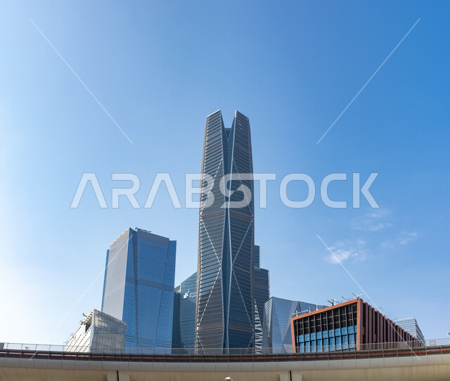 معالم الرياض المشهورة ,الفن الهندسي المعماري للأبراج وناطحات السحاب في المملكة العربية السعودية، النمو والتطور العمراني للأبراج المالية والمنشآت الاقتصادية في مدينة الرياض، صورة مقربة لمركز الملك عبد الله المالي (كافد) في وقت النهار