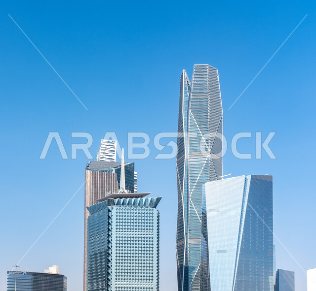 الفن الهندسي المعماري للأبراج وناطحات السحاب في المملكة العربية السعودية، النمو والتطور العمراني للأبراج المالية والمنشآت الاقتصادية في مدينة الرياض، صورة مقربة لمركز الملك عبد الله المالي (كافد) في وقت النهار، معالم الرياض المشهورة