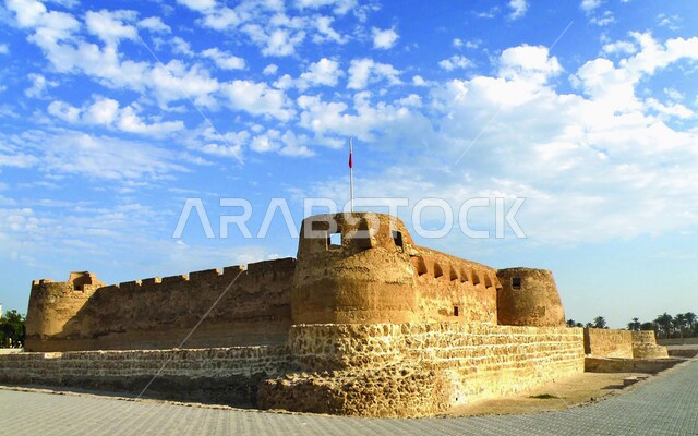حصن دفاعي تاريخي اثري، قلعة عراد في المحرق في دولة البحرين، الفن الهندسي المعماري للمباني الطينية على الطراز القديم، معالم و أماكن تراثية مشهورة ،موقع استراتيجي مهم في دول الخليج العربي