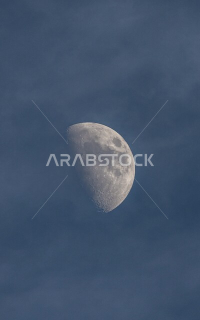 القمر المضيء في السماء الصافية، ضوء القمر في سماء مدينة نجران, الاستمتاع بالمناظر الطبيعية في المملكة العربية السعودية