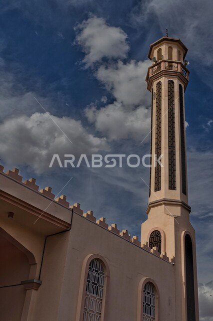 دعوة المسلمين لأداء الصلاة, أماكن اسلامية مقدسة في وقت النهار, معالم السياحة المشهورة, الفن الهندسي المعماري لبناء المساجد في مدينة نجران بالمملكة العربية السعودية, العبادة والتقرب إلى الله, اسلاميات وعبادة