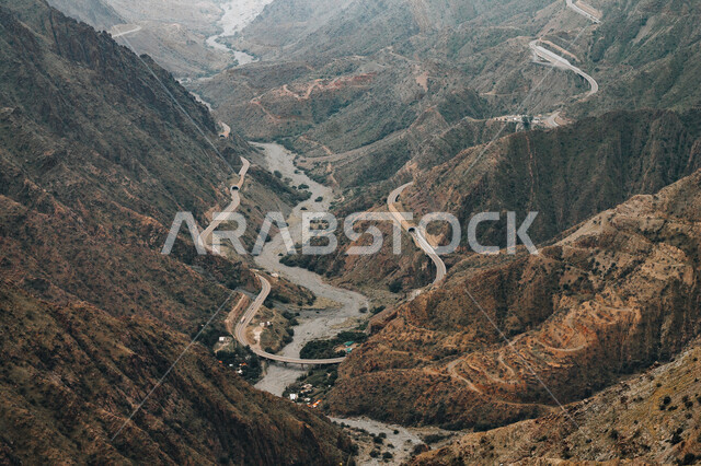 التضاريس الوعرة بين الجبال والتكوينات الصخرية في قمم ومرتفعات المملكة، انشاء الطرق والشوارع المعبدة في محافظة الباحة، الاهتمام بالتنقل بين السلاسل الجبلية، المناظر الطبيعية والاماكن السياحية المشهورة في السعودية