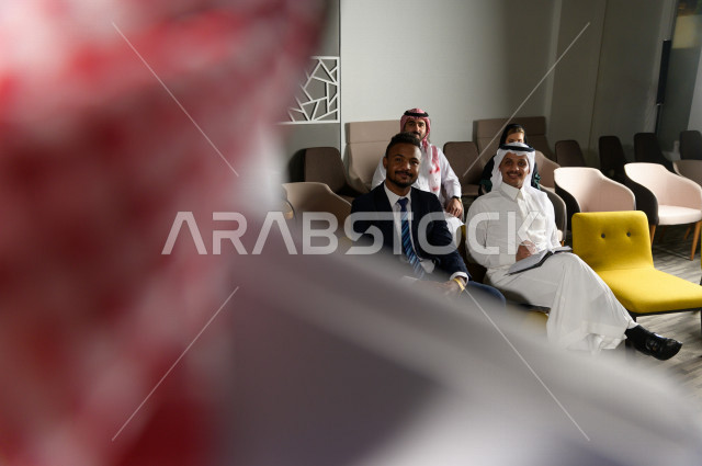 متدربين سعوديين  في دورة تدريبية  ، رجال اعمال و سيدة اعمال في اجتماع لشرح استراتيجيات الشركة ، غرفة اجتماعات ، اجتماع عمل ، دورة تدريبية ، اجتماع للموظفين  ، محاضرة جامعية