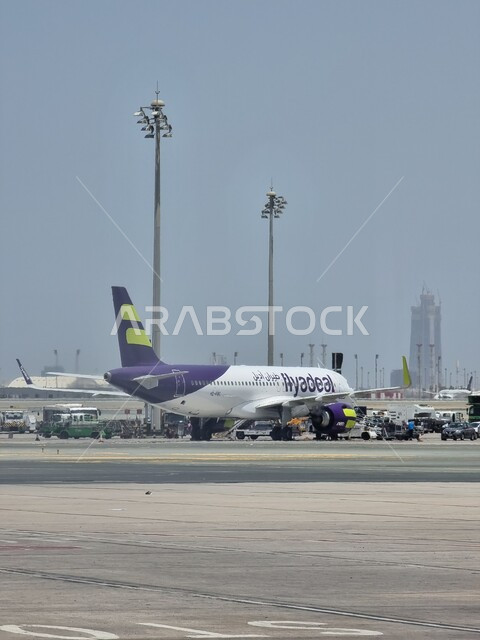 طائرة من شركة أديل تقف في مطار خالد الدولي في الرياض, مفهوم السياحة والسفر, شركات و خطوط الطيران السعودي، وسائل النقل والمواصلات الجوية, توفير الخدمات المتطورة لسهولة التنقل بين البلدان