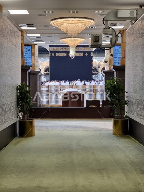 مكان مخصص لصلاة الإمام بحجاج  بيت الله الحرام في الحرم المكي ,أماكن ومعالم اسلامية مقدسة, أداء الفرائض الدينية ومناسك الحج والعمرة, ديكورات وتصاميم هندسية مميزة, الاتجاه نحو القبلة لإقامة الصلوات