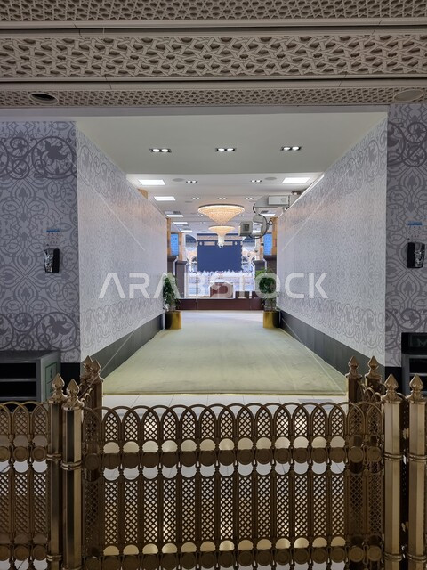 ديكورات وتصاميم هندسية مميزة, مكان مخصص لصلاة الإمام بحجاج  بيت الله الحرام في الحرم المكي ,أماكن ومعالم اسلامية مقدسة, أداء الفرائض الدينية ومناسك الحج والعمرة, الاتجاه نحو القبلة لإقامة الصلوات
