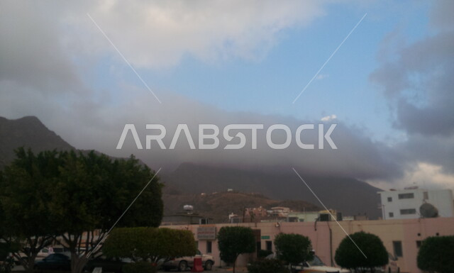 المباني والبيوت الأثرية القديمة، القمم والمرتفعات الجبلية، المناطق والمعالم التاريخية السياحية المشهورة في المملكة العربية السعودية، قرية رجال ألمع التراثية في منطقة عسير، الأشجار والنباتات الخضراء في القرى، منظر السماء الملبدة بالغيوم