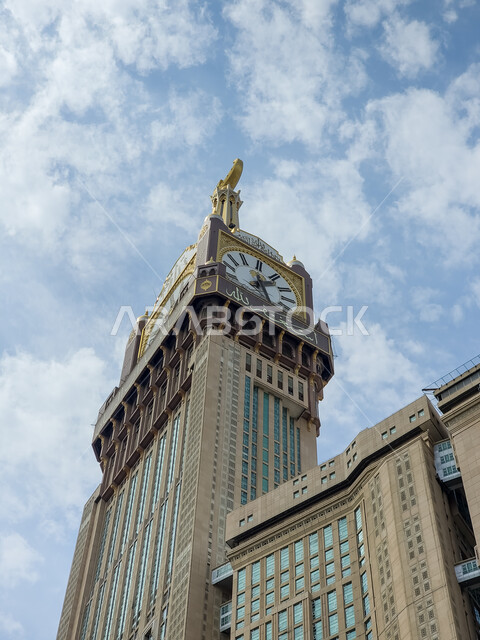 الفن الهندسي المعماري للمناطق المقدسة، صورة مقربة لمبنى برج الساعة الملكي في مكة المكرمة, أماكن ومعالم إسلامية مشهورة في المملكة العربية السعودية، النمو والتقدم العمراني للأبراج وناطحات السحاب، خلفية السماء المليئة بالغيوم البيضاء