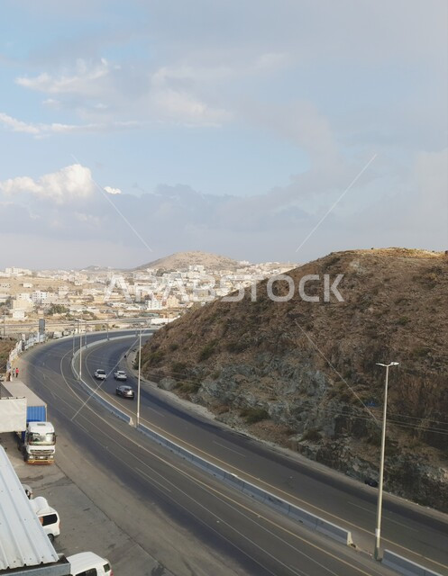 الغيوم والسحب البيضاء في سماء المملكة، الطرق والشوارع العامة في قرى وأحياء محافظة الباحة، الاشجار والنباتات الخضراء في وضح النهار، البيوت والمباني السكنية، القمم والمرتفعات الجبلية الطبيعية، أماكن سياحية في السعودية