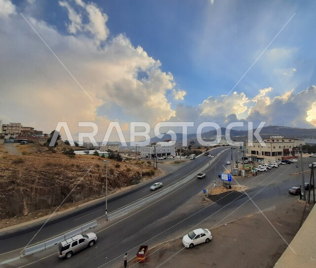 الغيوم والسحب البيضاء في سماء المملكة، الطرق والشوارع العامة في قرى وأحياء محافظة الباحة، الاشجار والنباتات الخضراء في وضح النهار، البيوت والمباني السكنية، القمم والمرتفعات الجبلية الطبيعية، أماكن سياحية في السعودية