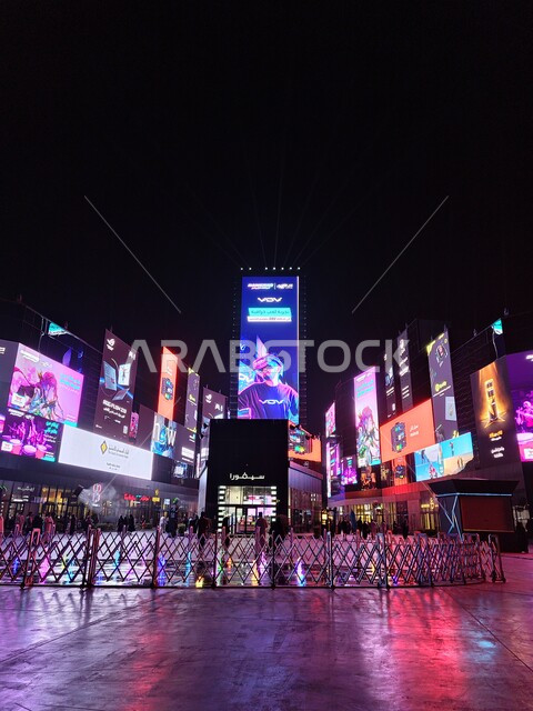 شاشات مضيئة و لوحات إعلانية طرقية  في ساحات بوليفارد الرياض سيتي، فعاليات موسم الرياض، أماكن جذب سياحية في السعودية، التحديات والمنافسات واللعب مع الأصدقاء، قضاء أوقات ممتعة في ممارسة الأنشطة الترفيهية، ألعاب عائليه مسليه.