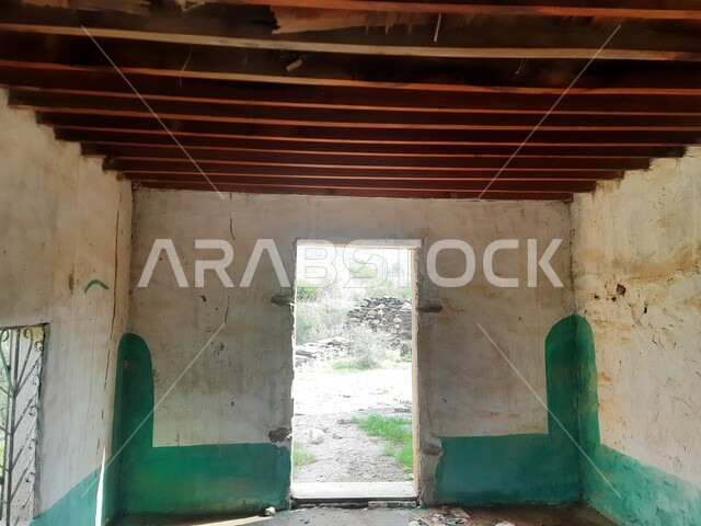  رسوم خضراء من داخل إحدى البيوت التراثية الطينية القديمة, مباني تراثية في المملكة العربية السعودية, منزل بتصميم شعبي وأسقف خشبية، بيت من الطوب الطيني