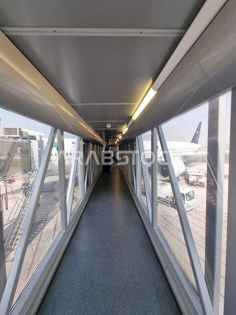 الفنون الهندسيه المعمارية الحديثة ,ممر  خاص للطائرات في مطار الملك خالد الدولي في مدينة الرياض ،مفهوم السياحة والسفر, شركات و خطوط الطيران السعودي، وسائل النقل والمواصلات الجوية, توفير الخدمات المتطورة لسهولة التنقل بين البلدان