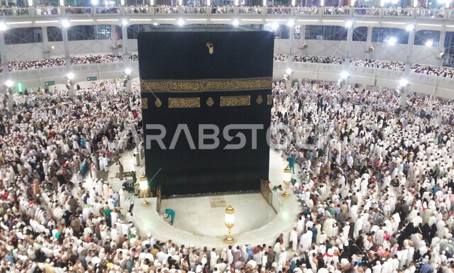 أماكن ومعالم دينية اسلامية مقدسة,  الطواف حول الكعبة المشرفة في مكة المكرمة في المملكة العربية السعودية، حجاج بيت الله الحرام في ساحات الحرم المكي الشريف، أداء مناسك الحج والعمرة