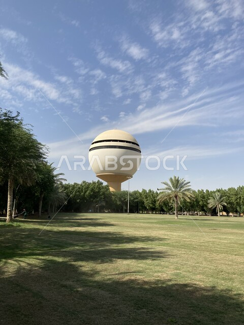 معالم ومنتزهات طبيعية سياحية مشهورة، الساحات والارصفة الحجرية، جودة المنتجات المحلية الوطنية، الاهتمام بالزراعة والتشجير, صورة مقربة لبرج مياه البريدة في منطقة القصيم، مزارع نخيل الصباخ في في المملكة العربية السعودية . 