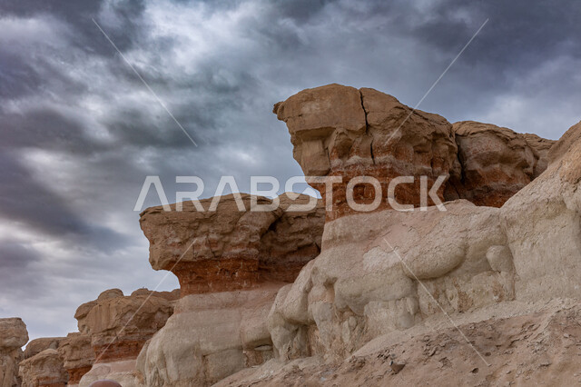 المعالم التاريخية الأثرية القديمة في المملكة العربية السعودية، منظر السماء الملبدة بالغيوم فوق التضاريس الطبيعية والتكوينات الصخرية في جبال المملكة، متحف أرض الحضارات في جبل القارة، القمم والمرتفعات الجبلية في مدينة الاحساء