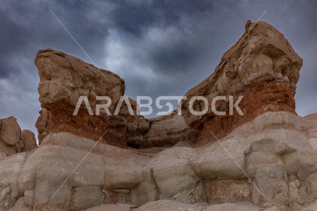 المعالم التاريخية الأثرية القديمة في المملكة العربية السعودية، منظر السماء الملبدة بالغيوم فوق التضاريس الطبيعية والتكوينات الصخرية في جبال المملكة، متحف أرض الحضارات في جبل القارة، القمم والمرتفعات الجبلية في مدينة الاحساء