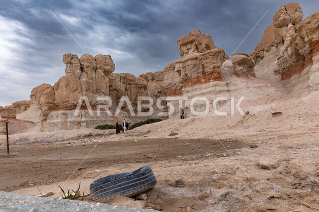 منظر السماء الملبدة بالغيوم فوق التضاريس الطبيعية والتكوينات الصخرية في جبال المملكة، متحف أرض الحضارات في جبل القارة، القمم والمرتفعات الجبلية في مدينة الاحساء، المعالم التاريخية الأثرية القديمة في المملكة العربية السعودية