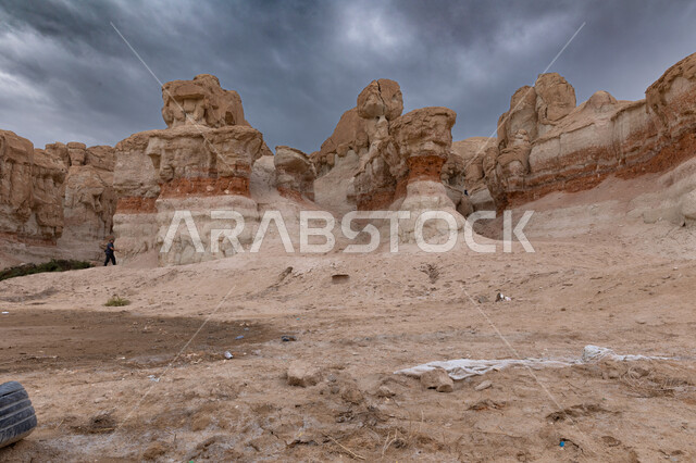 القمم والمرتفعات الجبلية في مدينة الاحساء، المعالم التاريخية الأثرية القديمة في المملكة العربية السعودية، منظر السماء الملبدة بالغيوم فوق التضاريس الطبيعية والتكوينات الصخرية في جبال المملكة، متحف أرض الحضارات في جبل القارة