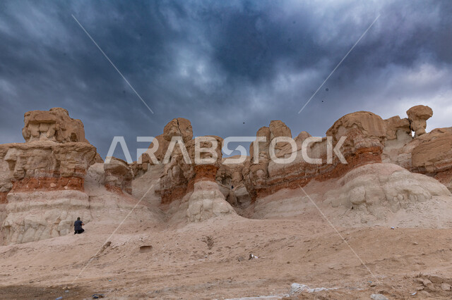 منظر السماء الملبدة بالغيوم فوق التضاريس الطبيعية والتكوينات الصخرية في جبال المملكة، متحف أرض الحضارات في جبل القارة، القمم والمرتفعات الجبلية في مدينة الاحساء، المعالم التاريخية الأثرية القديمة في المملكة العربية السعودية