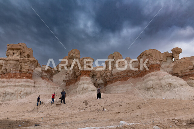 توافد الزوار والسياح الى متحف أرض الحضارات في جبل القارة، منظر السماء الملبدة بالغيوم فوق التضاريس الطبيعية والتكوينات الصخرية في جبال المملكة، القمم والمرتفعات الجبلية في مدينة الاحساء، المعالم التاريخية الأثرية القديمة في المملكة العربية السعودية