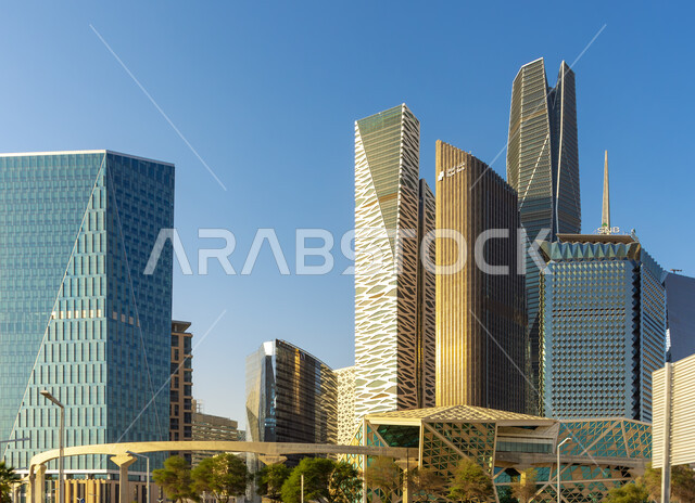 مشهد للسماء الصافية فوق ناطحات سحاب المملكة العربية السعودية، مركز الملك عبدلله المالي في مدينة الرياض في وضح النهار، التقدم والنمو المالي والاقتصادي للبلاد، الفن الهندسي المعماري للمباني التجارية في الرياض