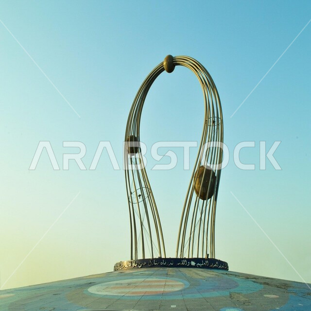 صورة مقربة لدوار الفلك التاريخي في جدة وضح النهار، مجسم لحركة الكواكب في الفضاء،  الفن الهندسي المعماري للمجسمات الأثرية في المملكة العربية السعودية، معالم مدينة جده المشهورة