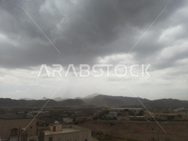 الطبيعة الصخرية لجبال السعودية, التضاريس في القمم الجبلية, السماء الملبدة بالغيوم والسحب البيضاء, التكوينات والتشكيلات الطبيعية الصخرية للمناطق المرتفعة, معالم سياحية مشهورة في مدينة الحجرة بمنطقة الباحة, السلاسل الجبلية وطرقات التنقل في المرتفعات