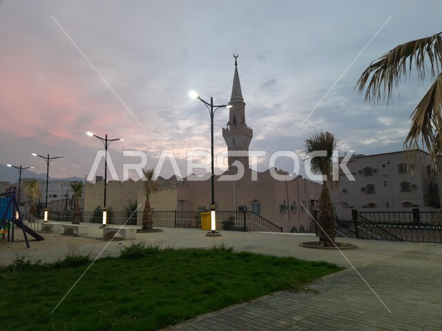 المعالم الدينية المقدسة في المناطق الجبلية, المنتزهات والحدائق الترفيهية في المملكة, الفن الهندسي المعماري لبناء المساجد في السعودية, التضاريس في القمم والمرتفعات الجبلية, أماكن السياحة في منطقة الحجرة في مدينة الباحة, الاستمتاع بالأجواء الهادئة في وقت الغروب