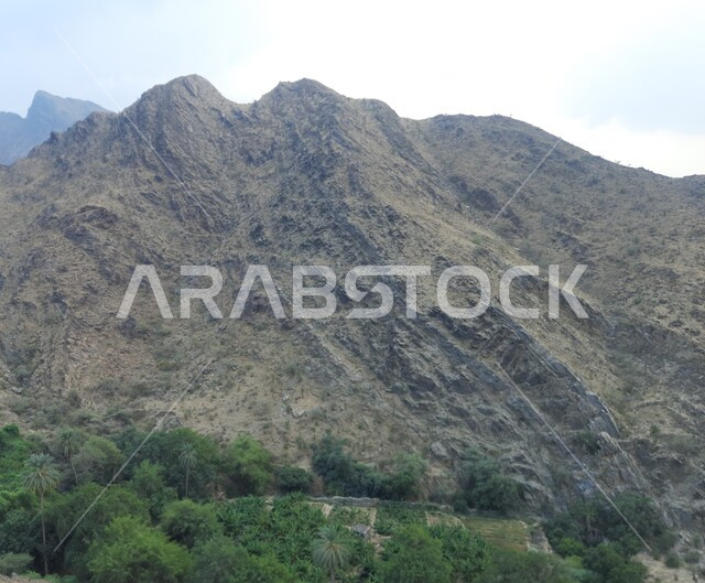 السلاسل الجبلية وطرقات التنقل في المرتفعات, الطبيعة الصخرية لجبال المملكة العربية السعودية, التضاريس في القمم الجبلية, التكوينات والتشكيلات الطبيعية الصخرية للمناطق المرتفعة, معالم سياحية مشهورة في مدينة الحجرة بمنطقة الباحة