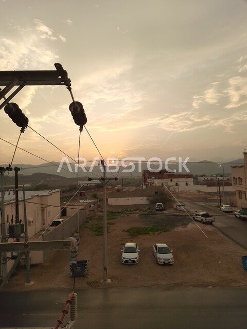 تهيئة وتجهيز الطرقات في مناطق السياحة في المملكة العربية السعودية, الأجواء الضبابية الغائمة في سماء مدينة الحجرة في منطقة الباحة, الأحياء السكنية في القمم والمرتفعات الجبلية, معالم سياحية مشهورة في وقت النهار